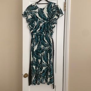 Beautiful dress with tie waist and zip closure